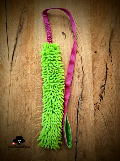 Mop Lime XL tug toy on long webbing with bungee